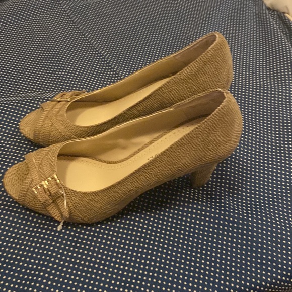 George 7 1/2 faux snakeskin heels with an open toe in perfect shape used once - Picture 2 of 6